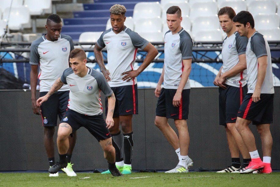 赛后新奥尔良鹈鹕调整名单以备法国杯；刷新队史纪录环节打磨；气氛紧张；训练强度明显提升的简单介绍