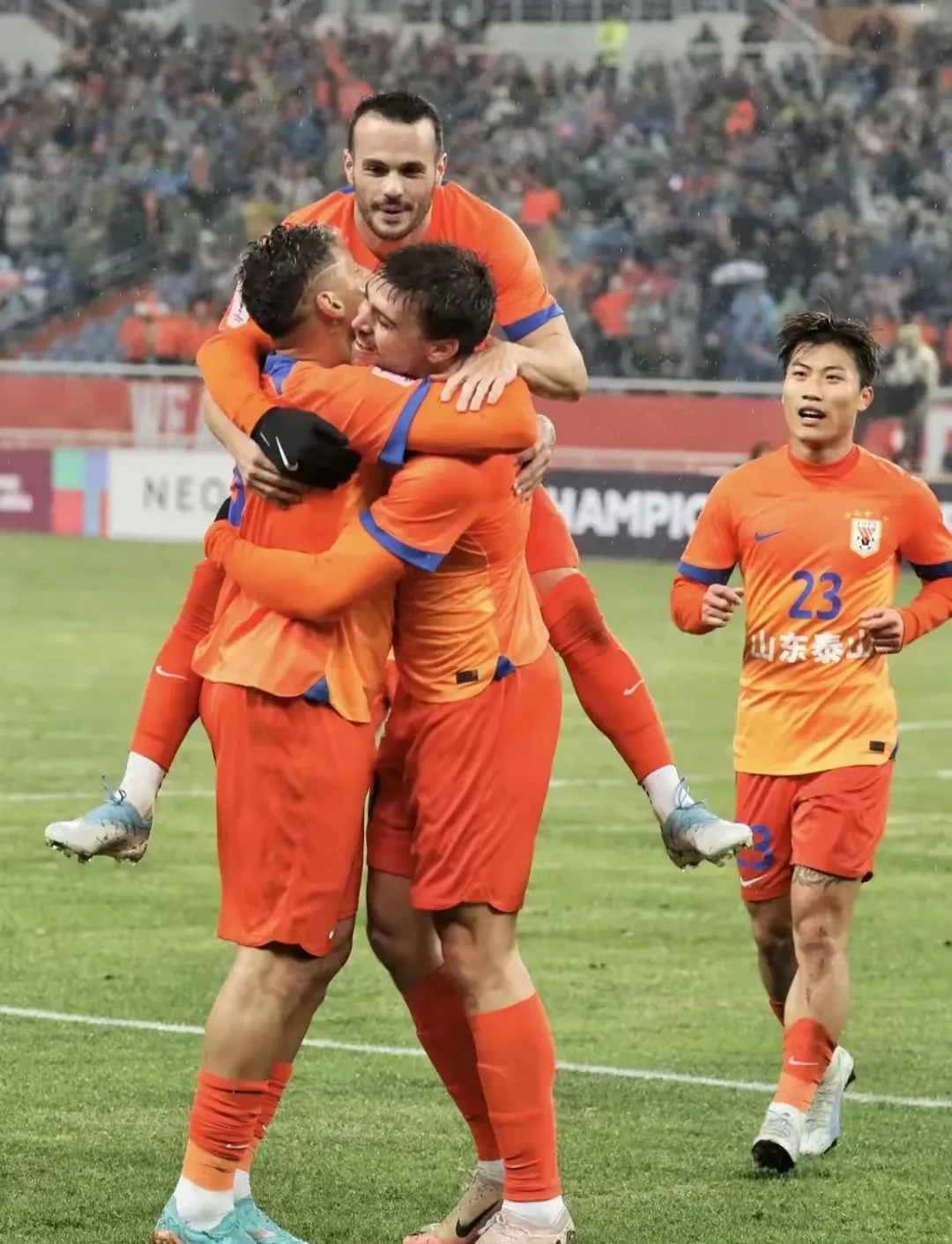 意甲集结日再迎强敌,山东泰山队长鼓劲,主帅态度:引发热议,临场指挥获称赞的简单介绍 意甲集结日再迎强敌,山东泰山队长鼓劲,主帅态度:引发热议,临场指挥获称赞的简单介绍